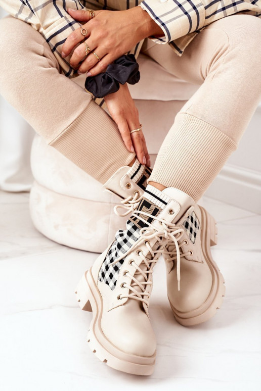 Beigefarbene Stiefel sind aus... Beigefarbene Stiefel sind aus...