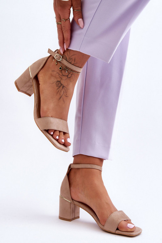 Beigefarbene Schuhe mit niedrigem Absatz Beigefarbene Schuhe mit niedrigem Absatz