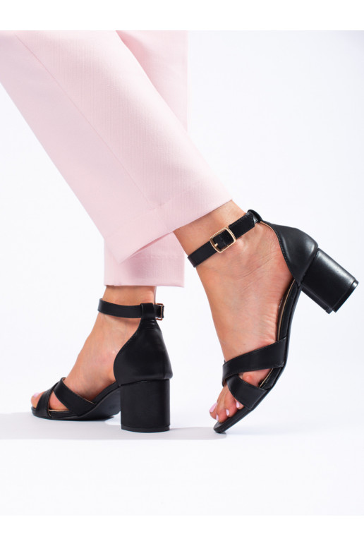 Klassische Sandalen aus schwarzem... Klassische Sandalen aus schwarzem...