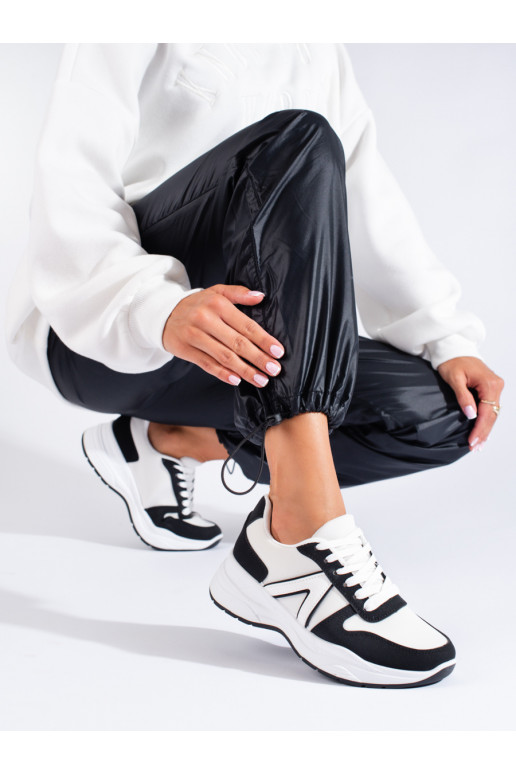 Sportschuhe in weißer Farbe Shelovet Sportschuhe in weißer Farbe Shelovet