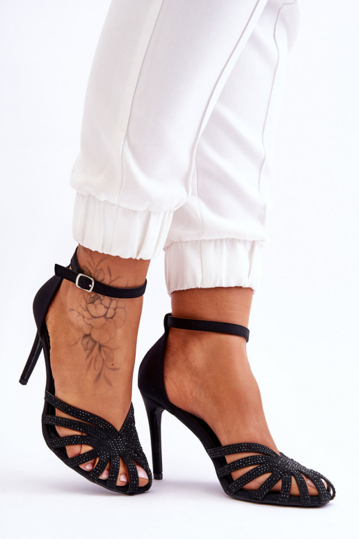 Stylische Schuhe mit hohen Absätzen und Nieten in der Farbe Schwarz von Jaylen