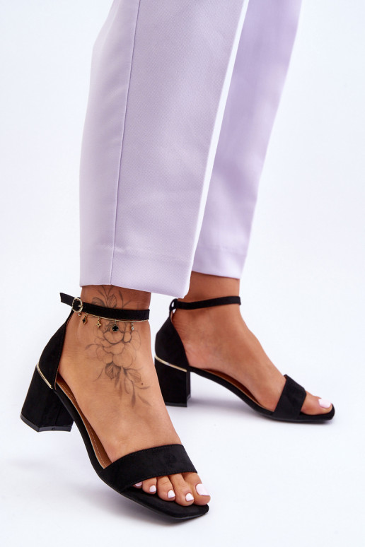 Schuhe mit niedrigem Absatz in der... Schuhe mit niedrigem Absatz in der...