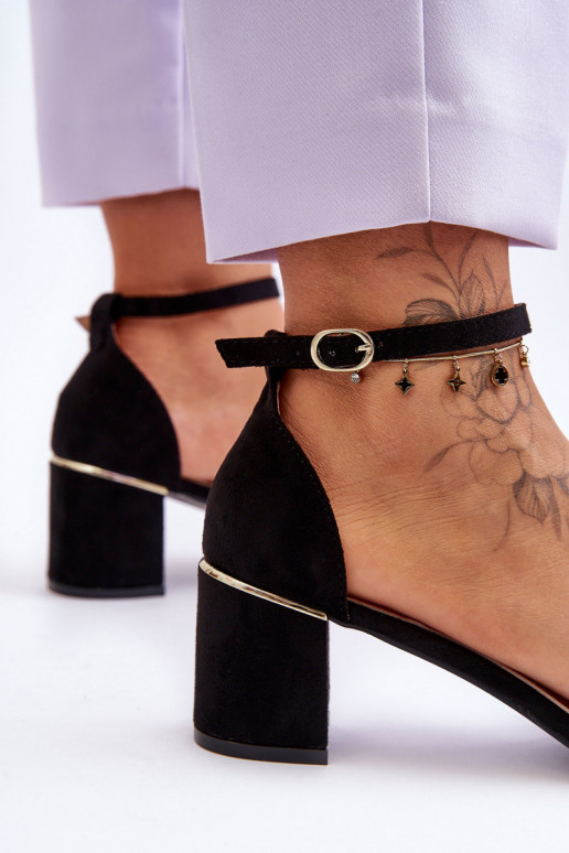 Schuhe mit niedrigem Absatz in der... Schuhe mit niedrigem Absatz in der...