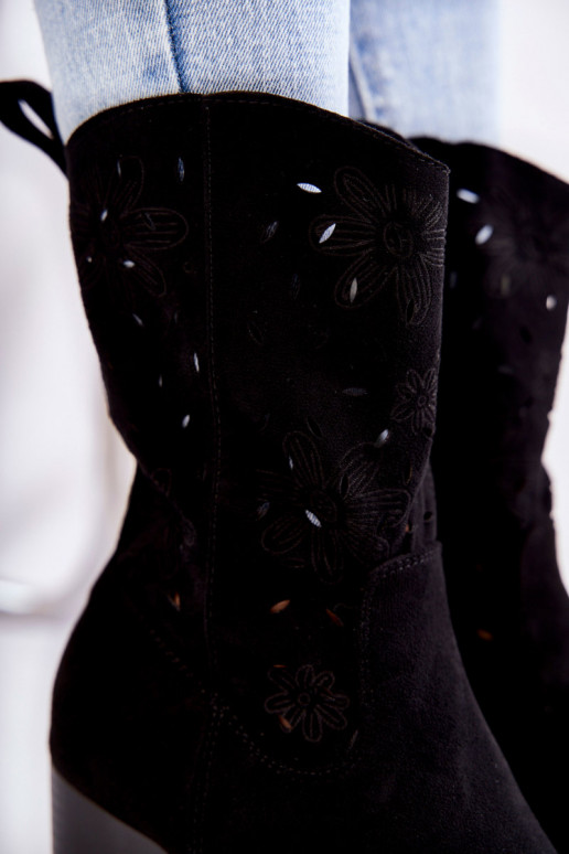 Wildlederstiefel im Cowboy-Stil in... Wildlederstiefel im Cowboy-Stil in...