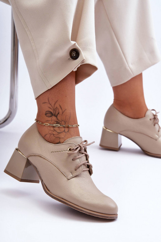 Klassisches Modell mit beigefarbenen...