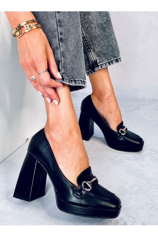 Ein stylischer Schuh mit dickem...