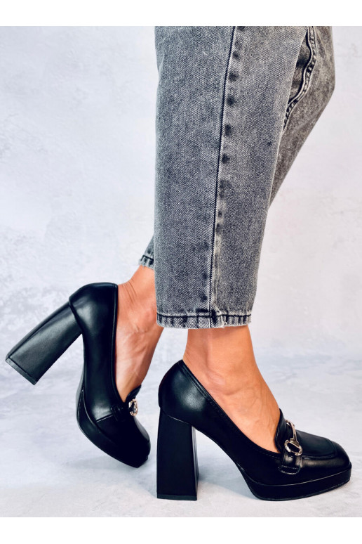 Ein stylischer Schuh mit dickem...