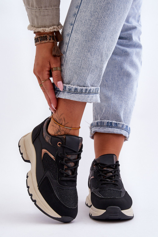 Sportschuhe mit Schnürsenkeln in der... Sportschuhe mit Schnürsenkeln in der...