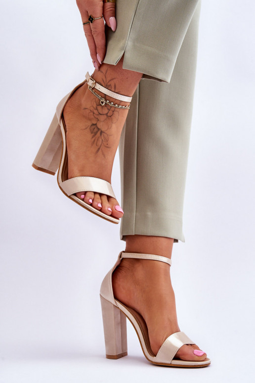 Sandalen aus Satinmaterial mit Absätzen in der Farbe Beige von Linsy