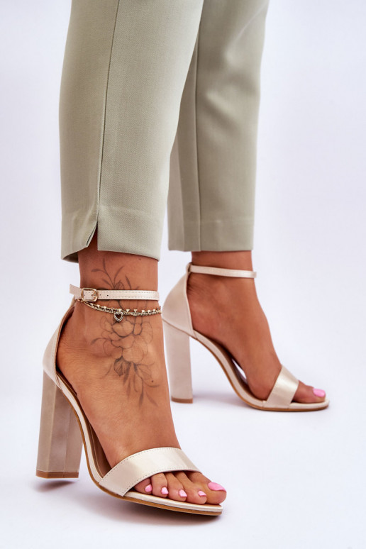 Sandalen aus Satinmaterial mit Absätzen in der Farbe Beige von Linsy