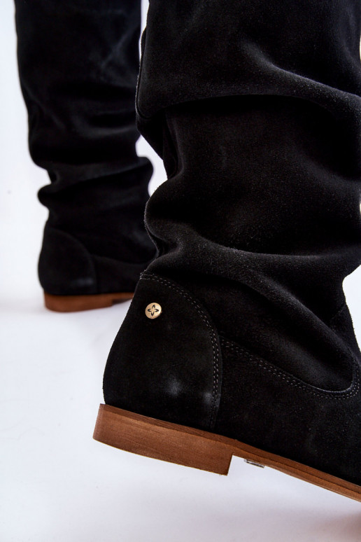 Kniehohe Stiefel aus schwarzem Wildleder Kniehohe Stiefel aus schwarzem Wildleder