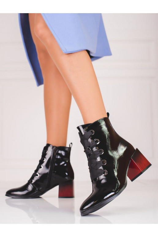 Damen-Schnürschuhe mit Lackeffekt... Damen-Schnürschuhe mit Lackeffekt...