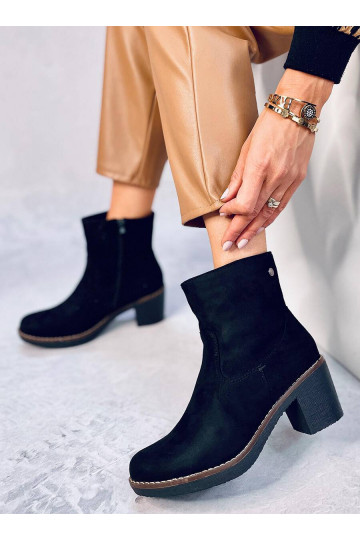 Schuhe mit Gummiabsatz in...