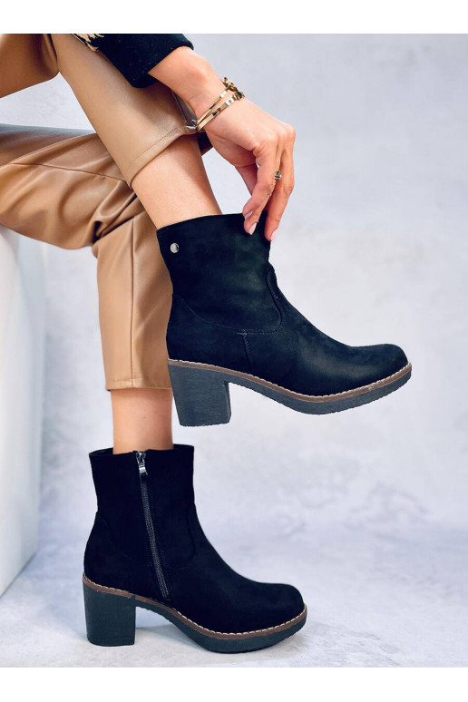 Schuhe mit Gummiabsatz in der Farbe... Schuhe mit Gummiabsatz in der Farbe...