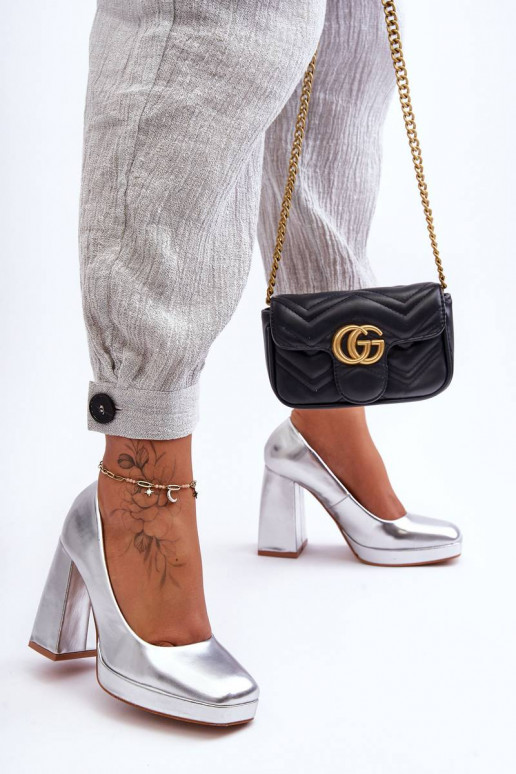 Schuhe mit breitem Absatz in der... Schuhe mit breitem Absatz in der...