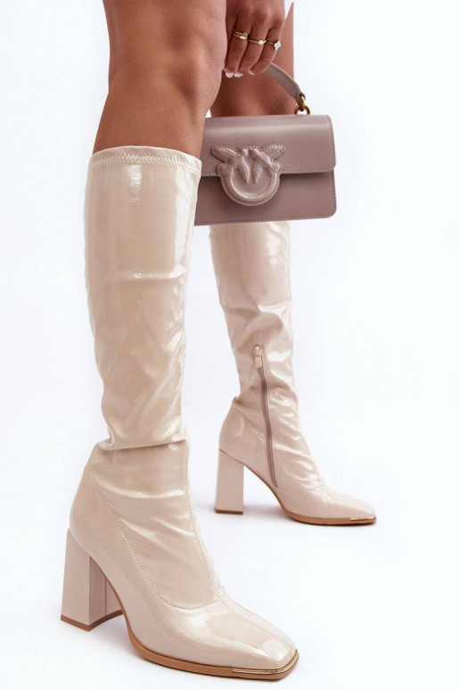 Lackierte Schuhe mit hohen Absätzen in der Farbe Beige Mlokva