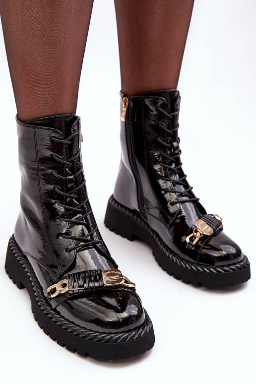 Lackierte Stiefel mit Ornamenten in... Lackierte Stiefel mit Ornamenten in...