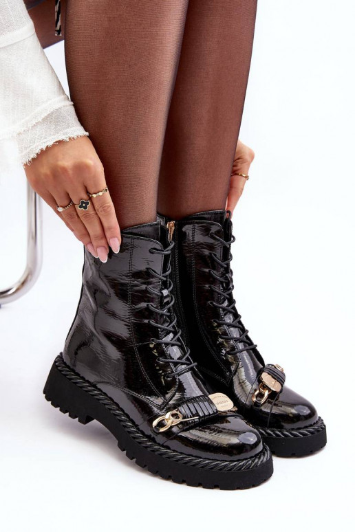 Lackierte Stiefel mit Ornamenten in... Lackierte Stiefel mit Ornamenten in...