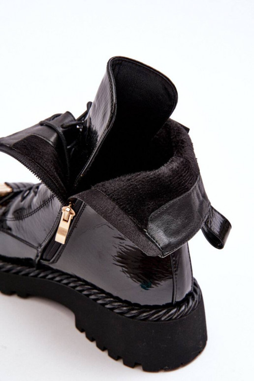 Lackierte Stiefel mit Ornamenten in... Lackierte Stiefel mit Ornamenten in...