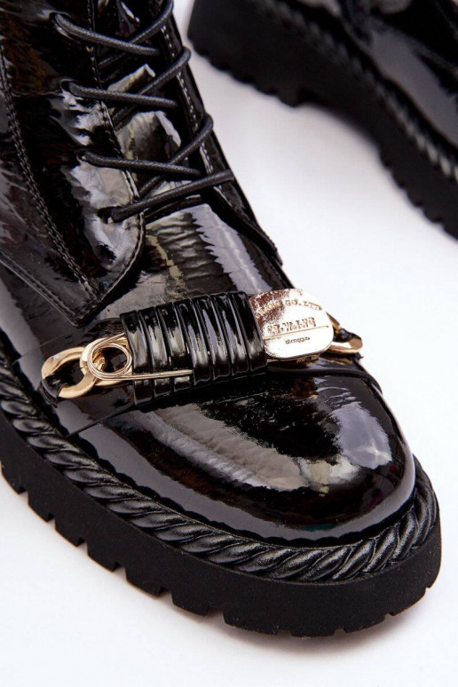 Lackierte Stiefel mit Ornamenten in... Lackierte Stiefel mit Ornamenten in...