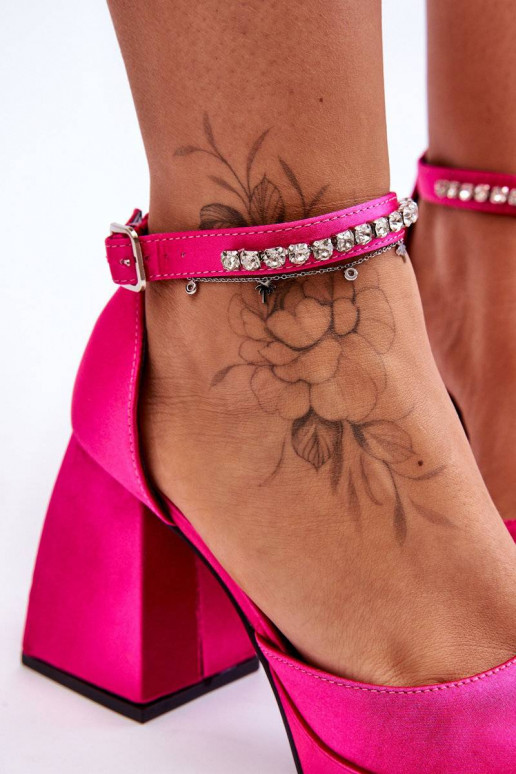 Modische glänzende Schuhe mit breiten...