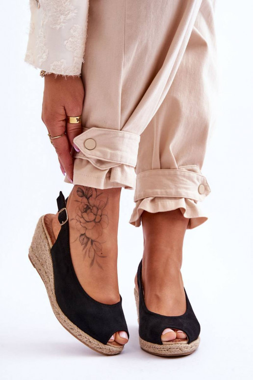 Plateausandalen aus Wildleder in der... Plateausandalen aus Wildleder in der...