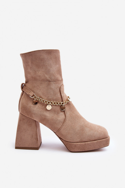 Stiefel mit hohen Absätzen und Ketten in Beige von Tiselo