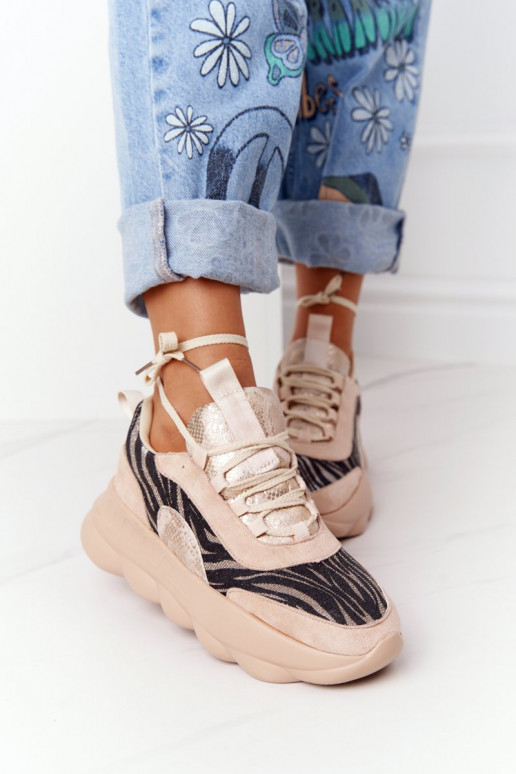 Schuhe im sportlichen Stil mit... Schuhe im sportlichen Stil mit...