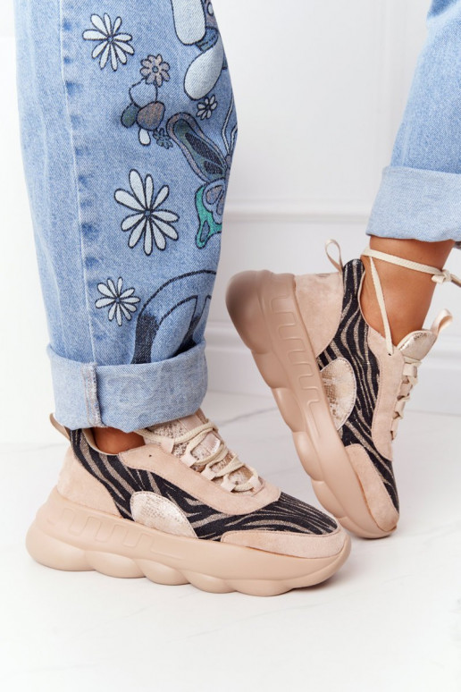 Schuhe im sportlichen Stil mit... Schuhe im sportlichen Stil mit...