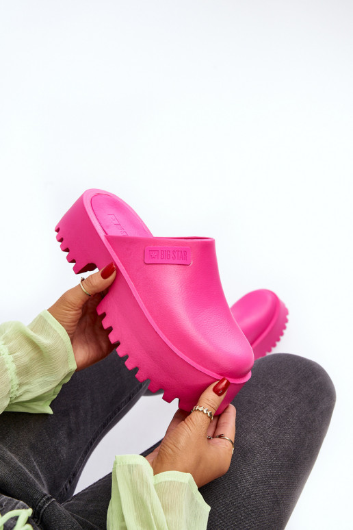 Hausschuhe mit trendiger massiver... Hausschuhe mit trendiger massiver...