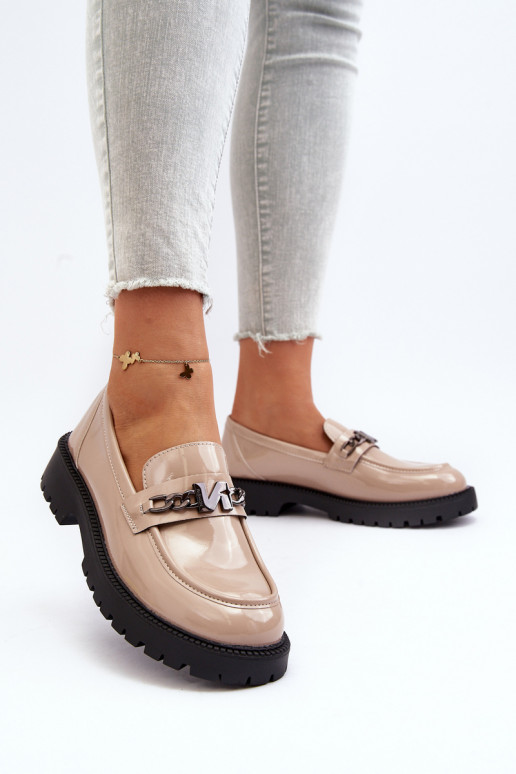 Mokassins mit Lackeffekt und breiten Absätzen in Beige von Ezoma