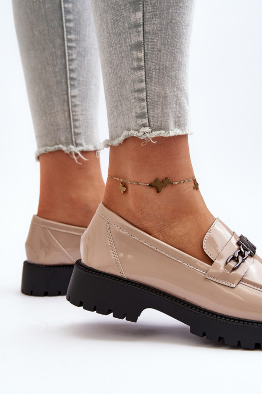 Mokassins mit Lackeffekt und breiten... Mokassins mit Lackeffekt und breiten...