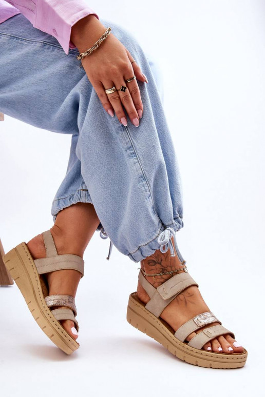 Sandalen mit Klebeverschlüssen beige...