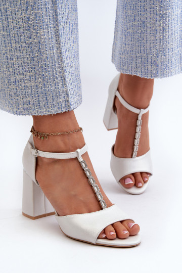 Elegante Wildleder-High-Heels mit funkelnden Ösen in Silber von Aniya 2
