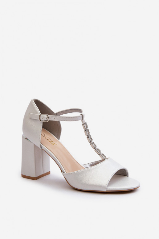 Elegante Wildleder-High-Heels mit funkelnden Ösen in Silber von Aniya