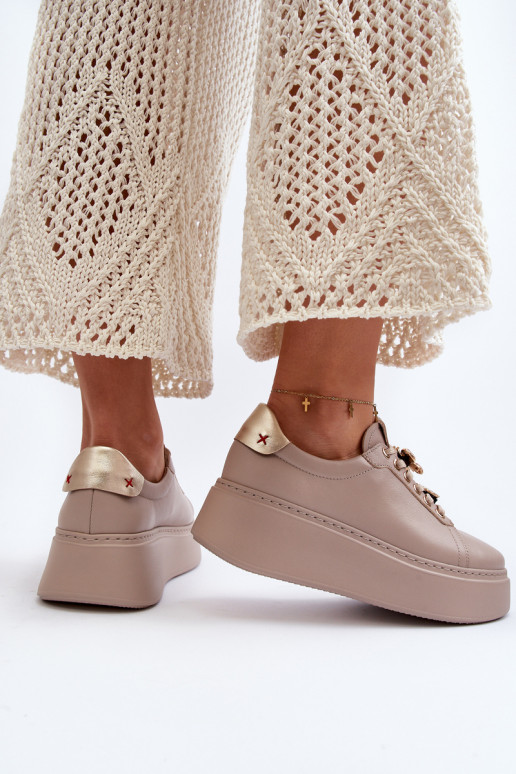 Sneakers Modellschuhe mit schönen... Sneakers Modellschuhe mit schönen...