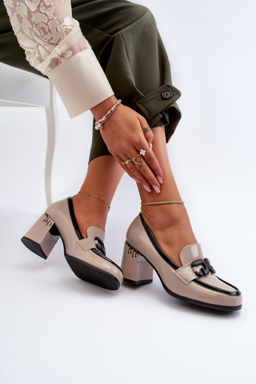 Lackierter Schuh mit Absatz in Beige Lackierter Schuh mit Absatz in Beige