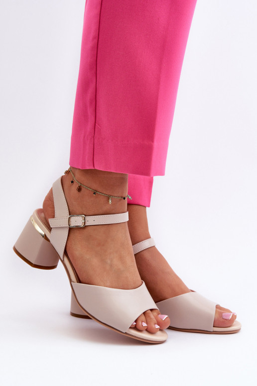 Damensandalen mit niedrigem Absatz in... Damensandalen mit niedrigem Absatz in...