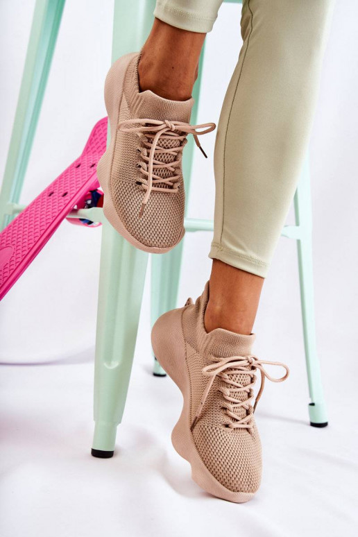 Sportliche Schuhe des... Sportliche Schuhe des...