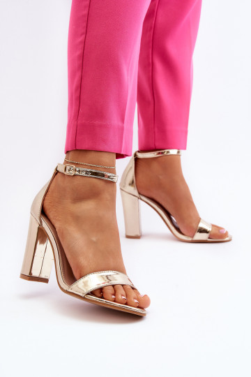 Sandalen mit Absatz in Goldfarbe Thakko