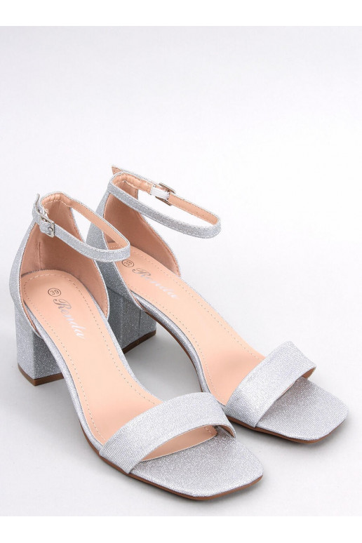 Glänzende Schuhe in grauer Farbe Glänzende Schuhe in grauer Farbe