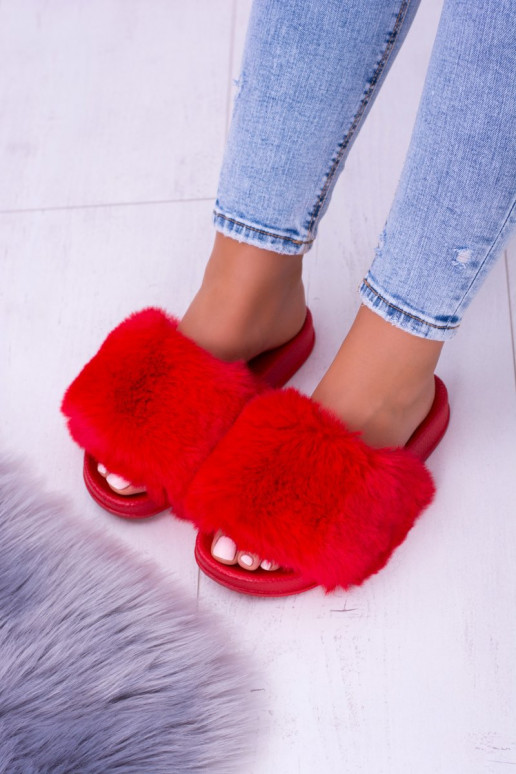 Rote Gummipantoffeln mit Fell