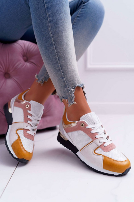 Freizeitschuhe in verschiedenen Farben Freizeitschuhe in verschiedenen Farben