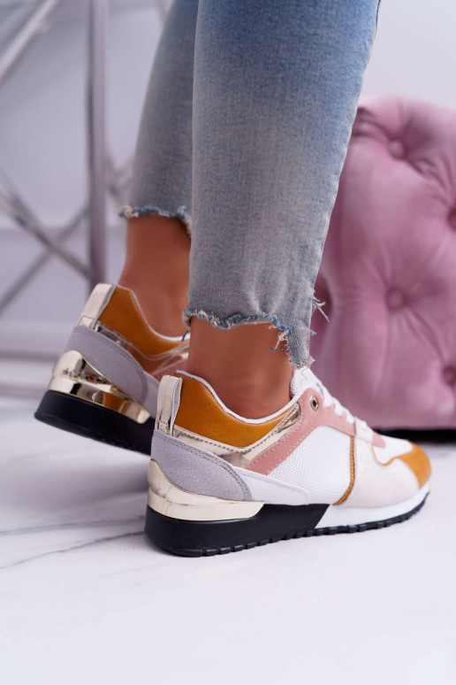 Freizeitschuhe in verschiedenen Farben Freizeitschuhe in verschiedenen Farben