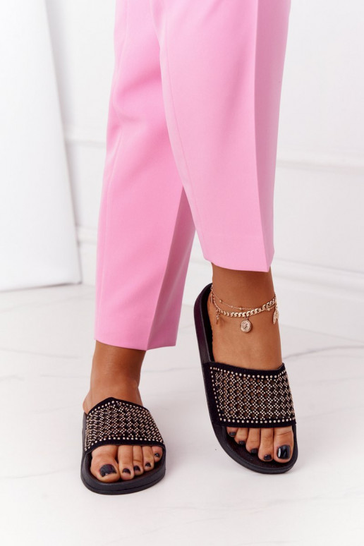 Hausschuhe sind schwarz