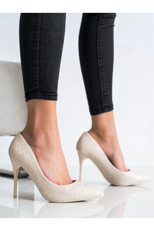 Beigefarbene Schuhe mit hohen Absätzen Beigefarbene Schuhe mit hohen Absätzen