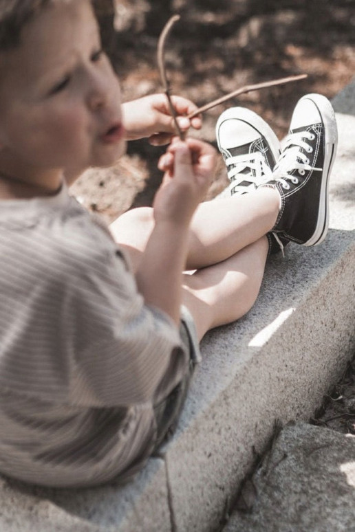 Kinderschuhe mit schwarzer Sohle Kinderschuhe mit schwarzer Sohle
