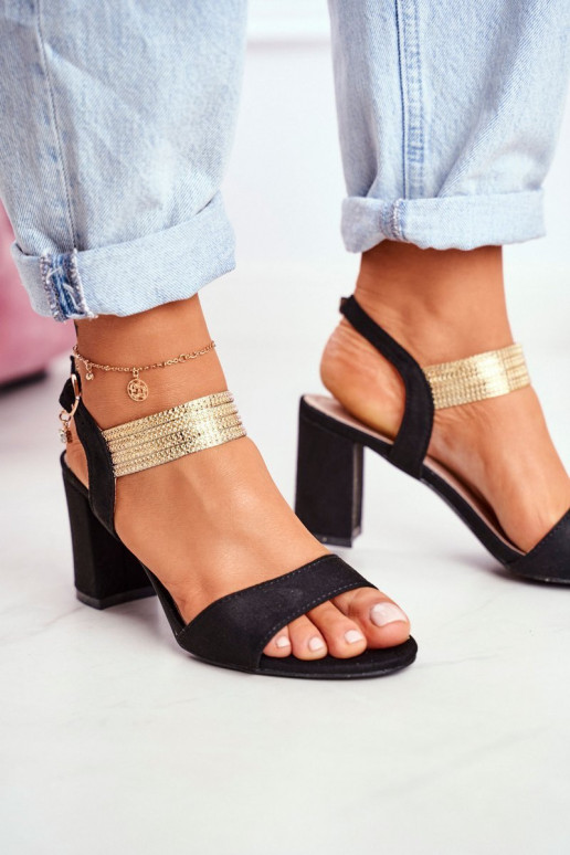 Damen-Sandalen aus Wildleder mit hohen Absätzen in der Farbe Schwarz. Viel Spaß