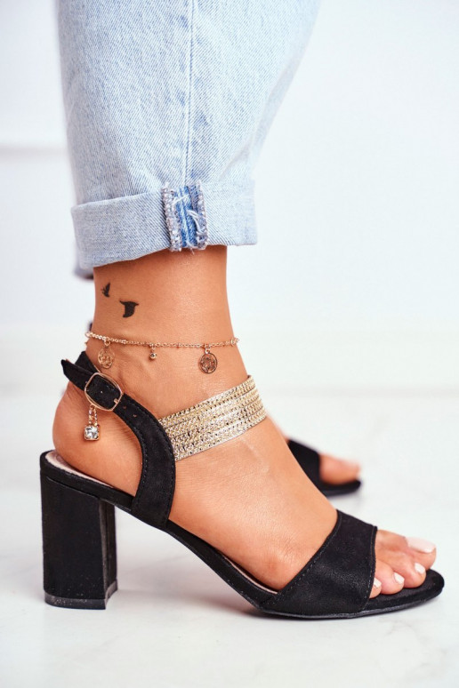 Damen-Sandalen aus Wildleder mit hohen Absätzen in der Farbe Schwarz. Viel Spaß