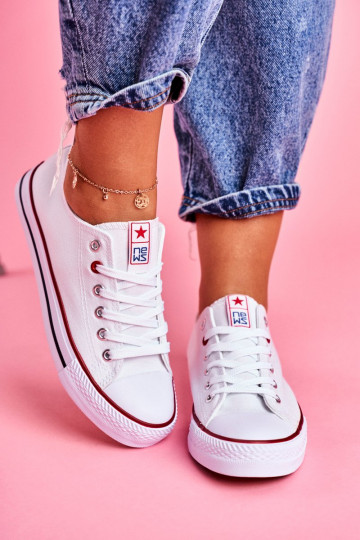 Klassische Freizeitschuhe in weißer Farbe mit rotem Dekor von Ecoma